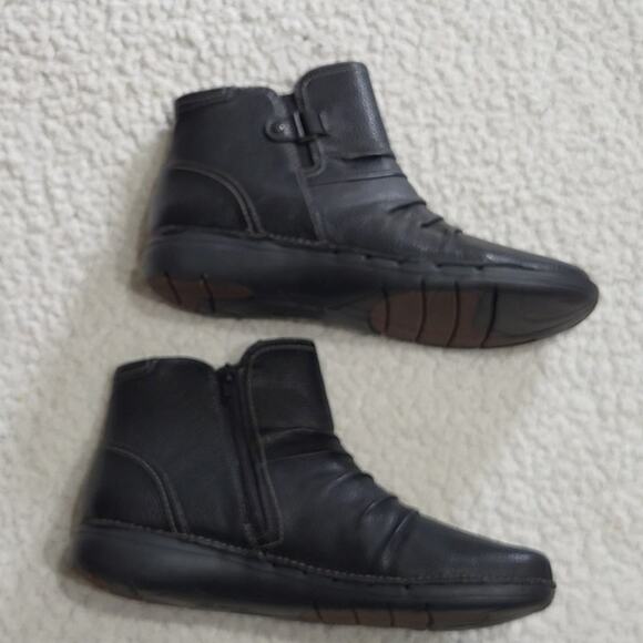 NEW Clarks Women's Un Loop Top Black Leather bootie boots size 10 - Picture 2 of 6